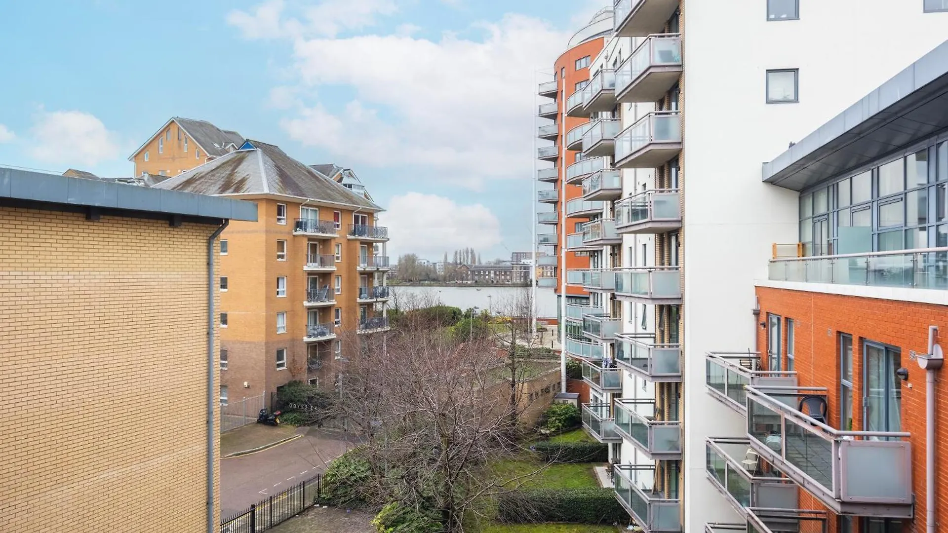 Heads On Bed -Canary Wharf Docklands Apartments For The Larger Groups London United Kingdom