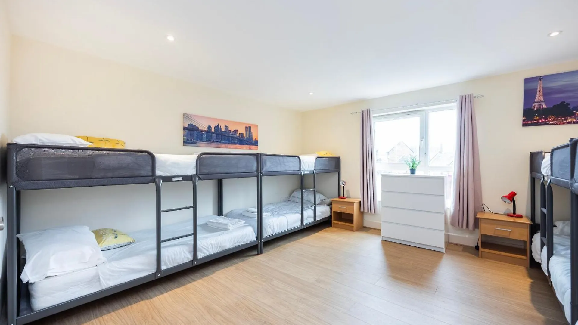 Heads On Bed -Canary Wharf Docklands Apartments For The Larger Groups London