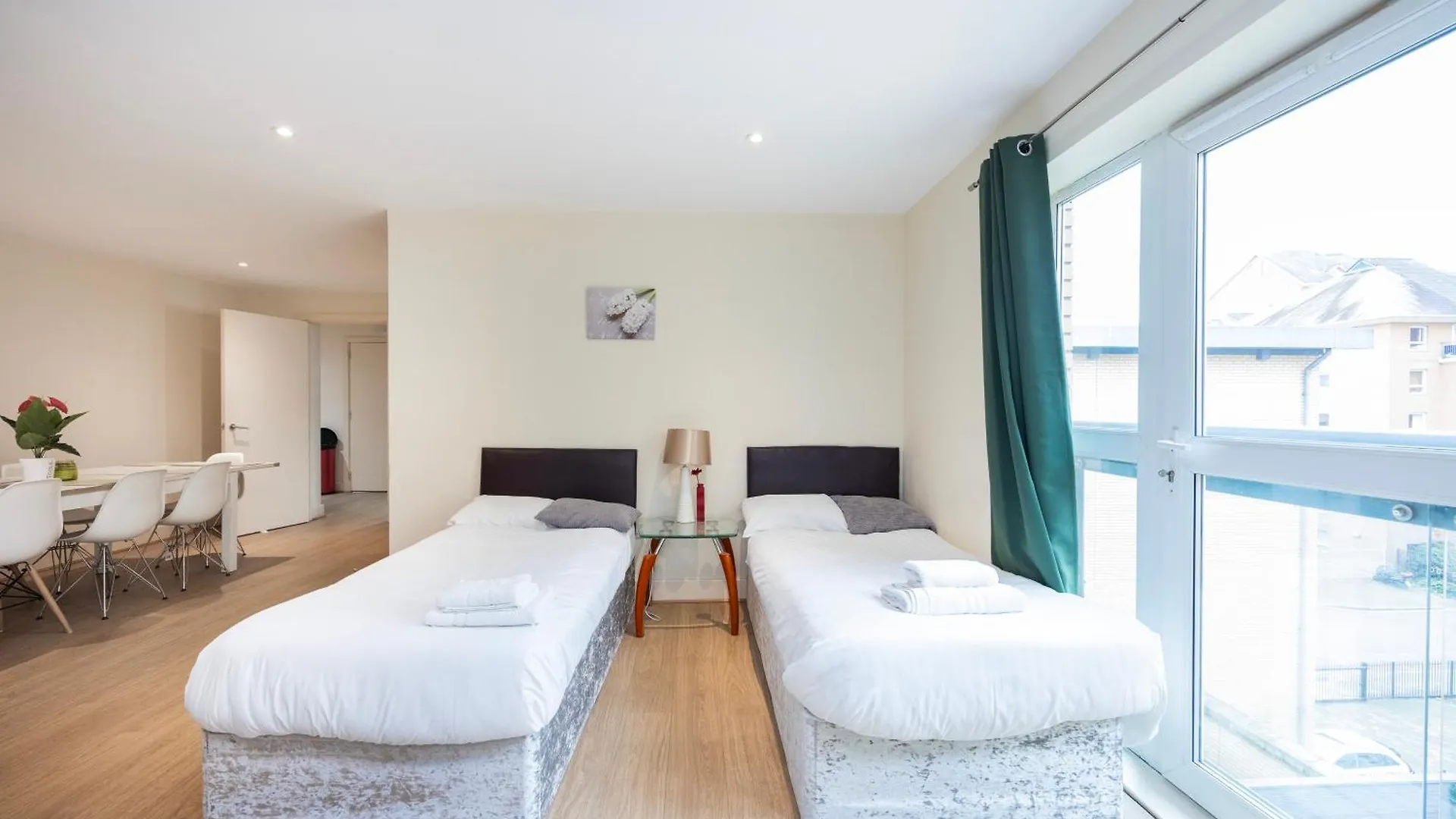 Heads On Bed -Canary Wharf Docklands Apartments For The Larger Groups London 0*,  United Kingdom