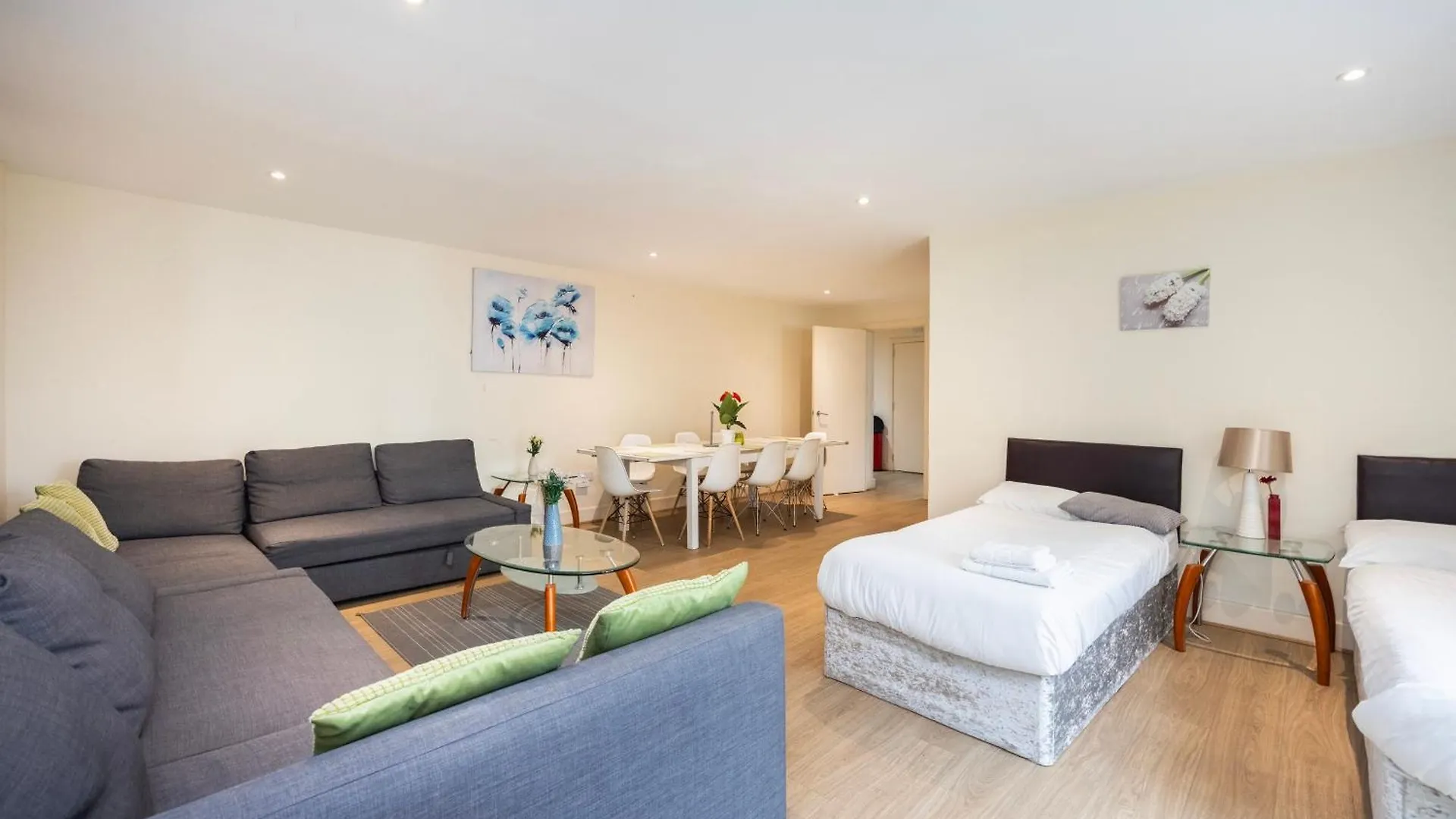 Heads On Bed -Canary Wharf Docklands Apartments For The Larger Groups London