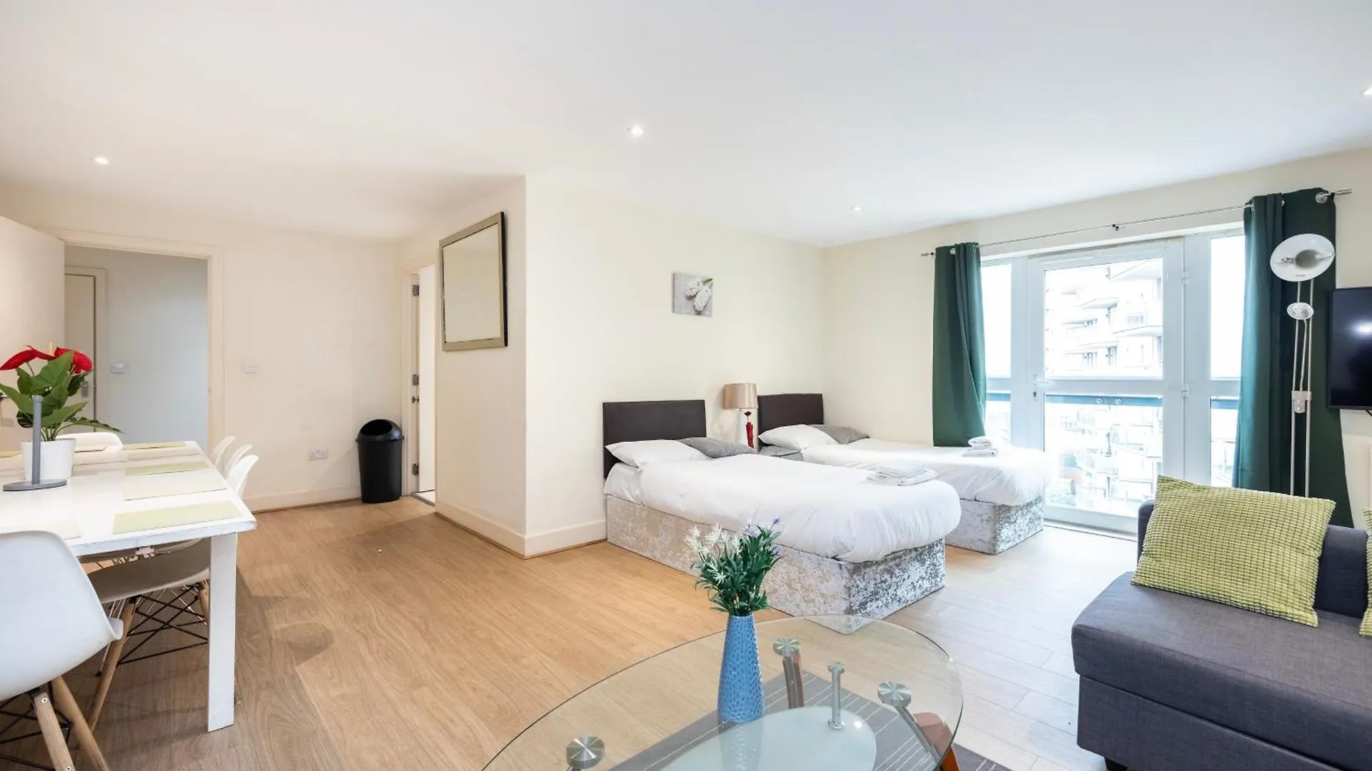 Heads On Bed -Canary Wharf Docklands Apartments For The Larger Groups London United Kingdom