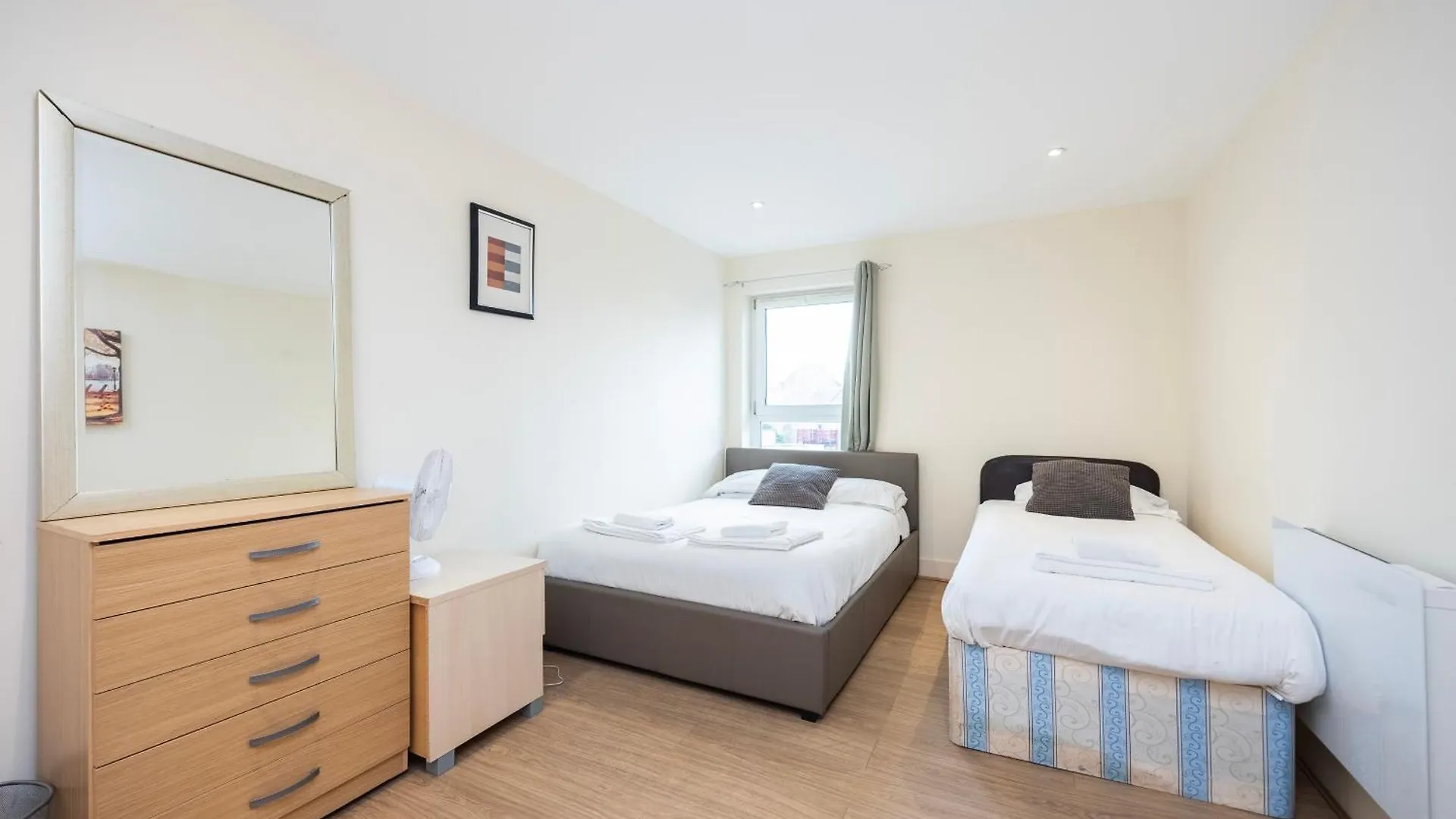 Heads On Bed -Canary Wharf Docklands Apartments For The Larger Groups London