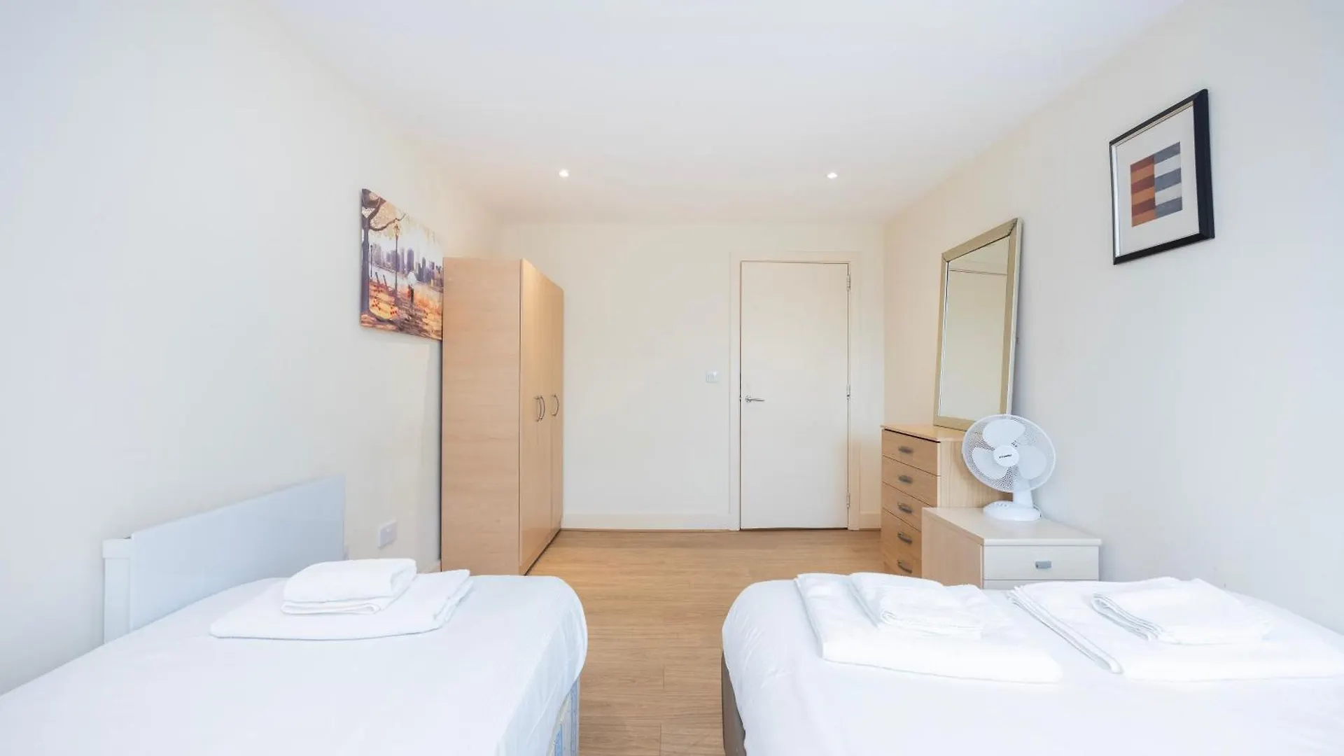 Heads On Bed -Canary Wharf Docklands Apartments For The Larger Groups London