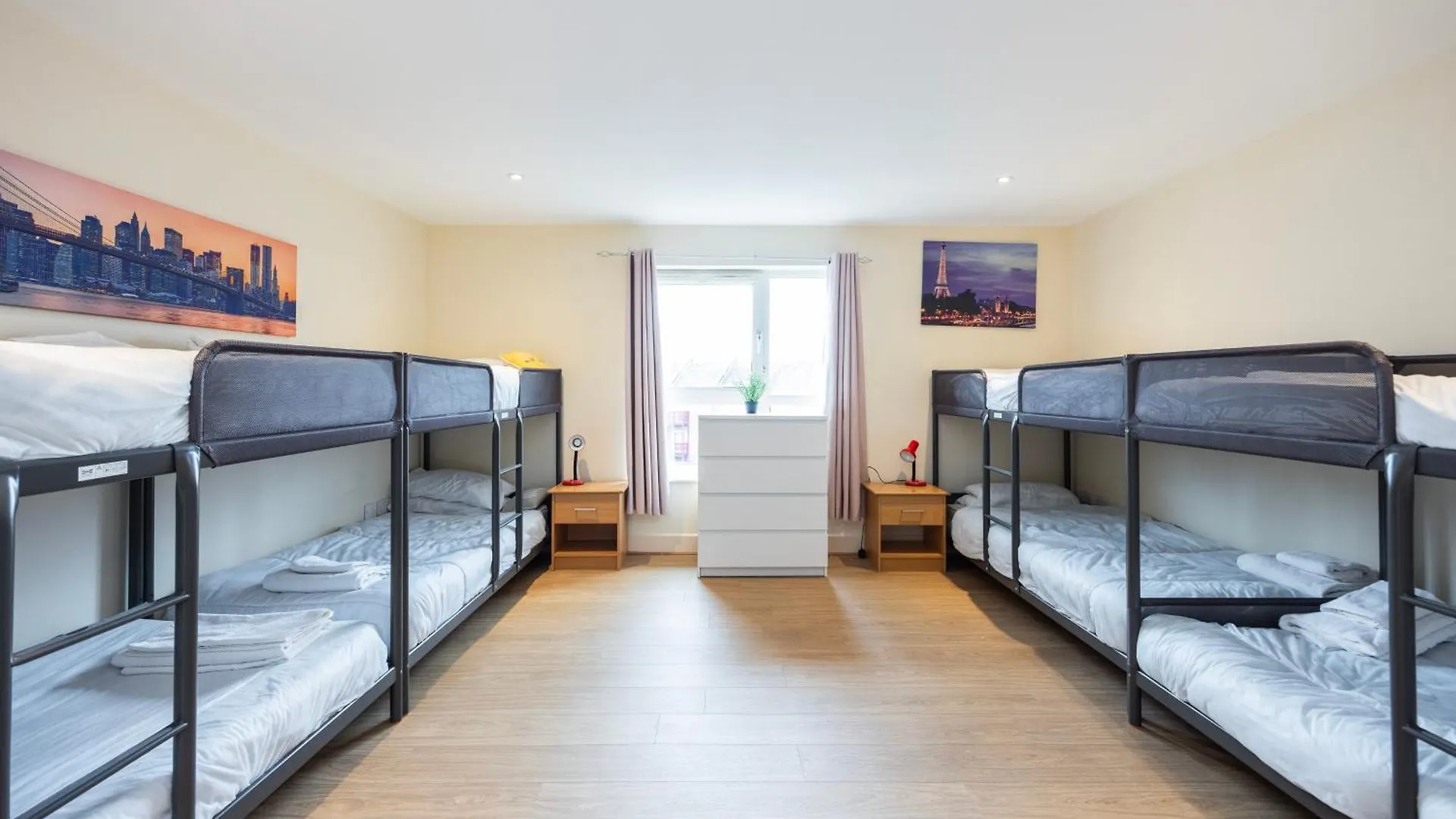 Heads On Bed -Canary Wharf Docklands Apartments For The Larger Groups London United Kingdom
