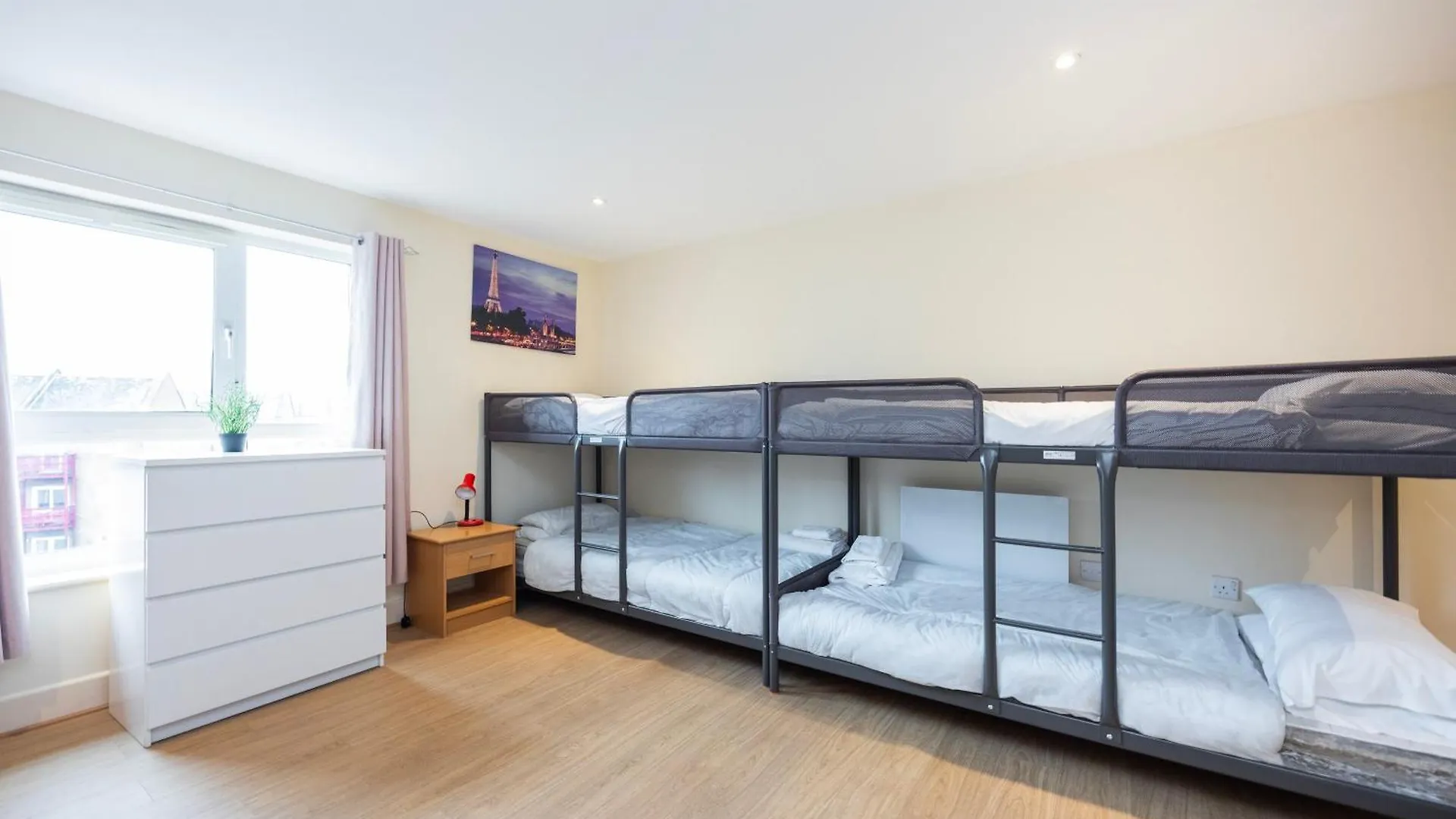Heads On Bed -Canary Wharf Docklands Apartments For The Larger Groups London United Kingdom