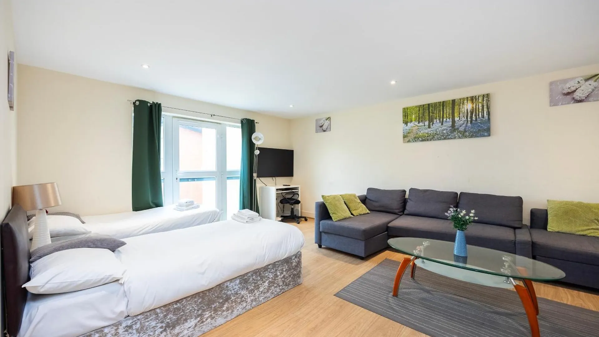 Heads On Bed -Canary Wharf Docklands Apartments For The Larger Groups London
