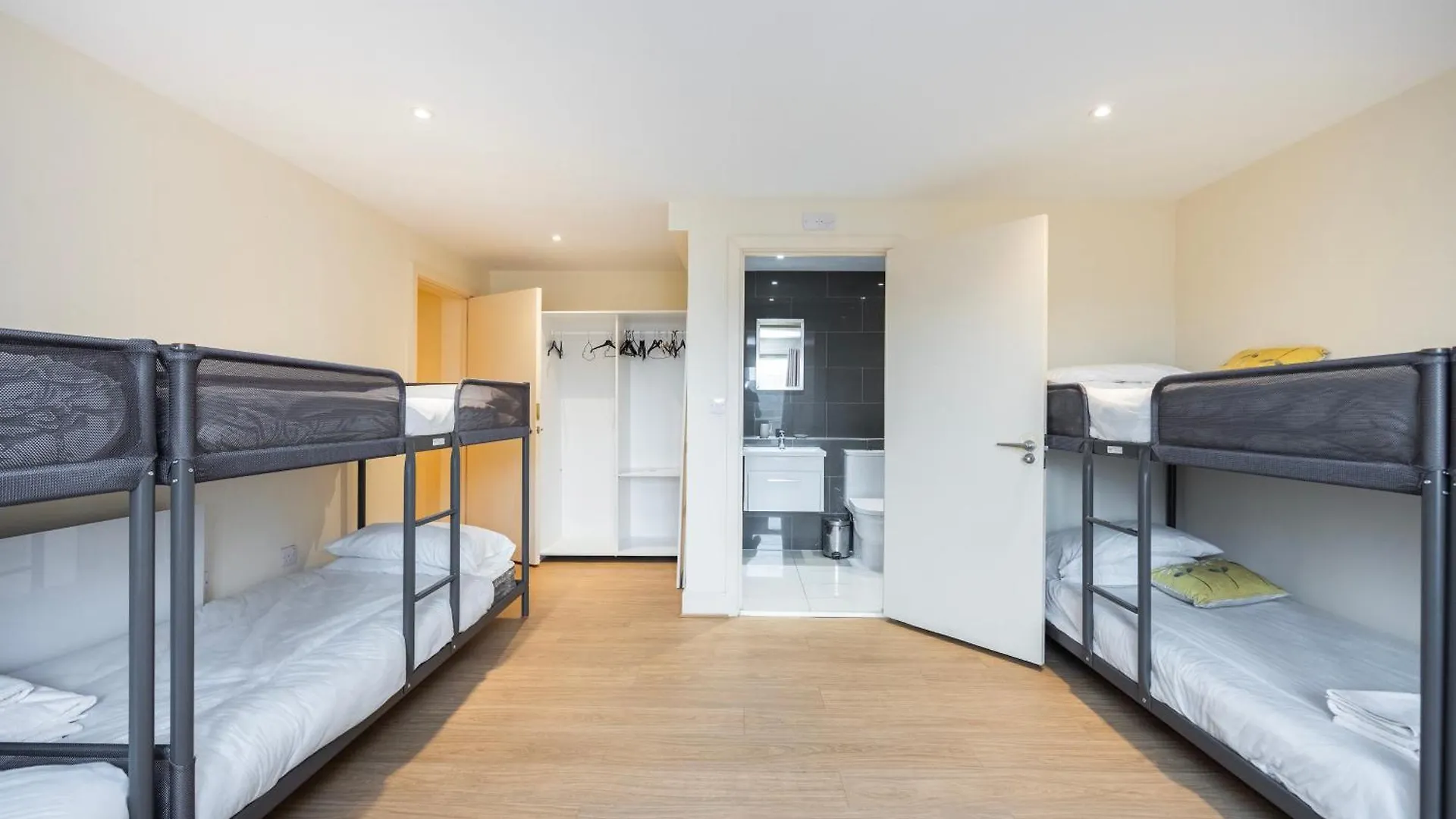 Heads On Bed -Canary Wharf Docklands Apartments For The Larger Groups London 0*,