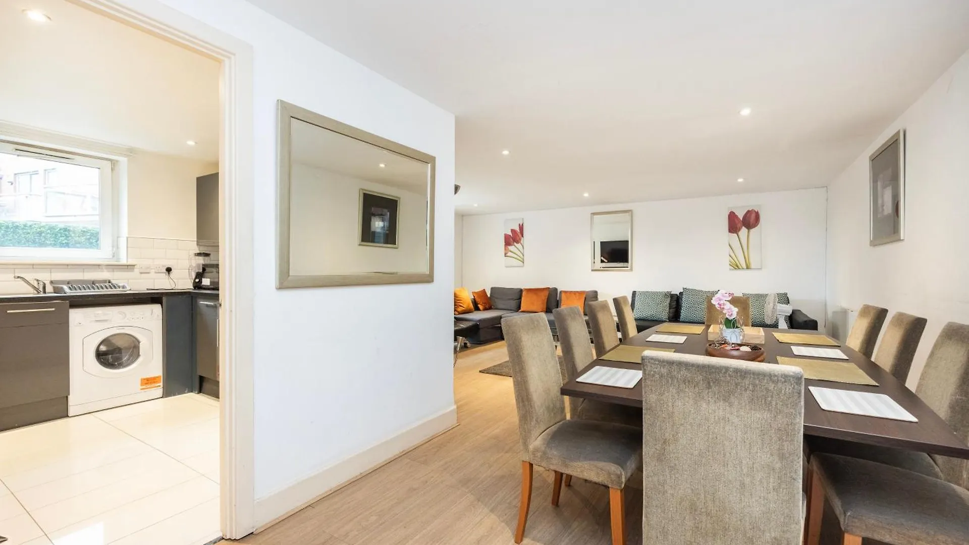 Heads On Bed -Canary Wharf Docklands Apartments For The Larger Groups London United Kingdom