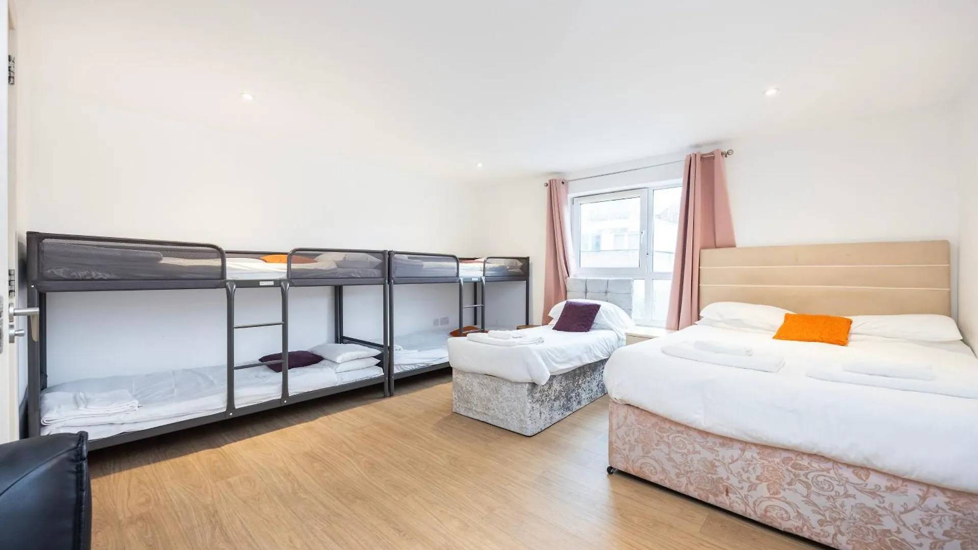 Heads On Bed -Canary Wharf Docklands Apartments For The Larger Groups London