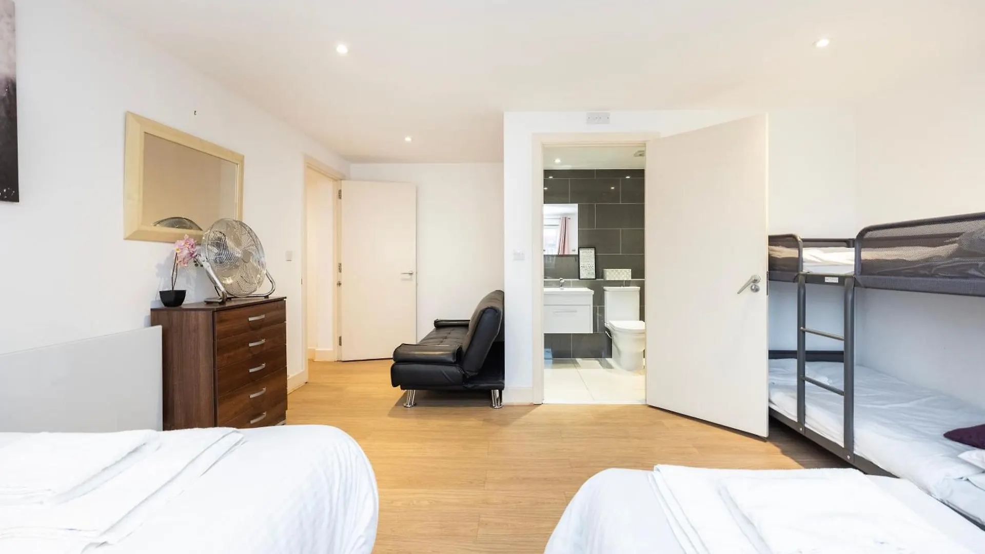Heads On Bed -Canary Wharf Docklands Apartments For The Larger Groups London