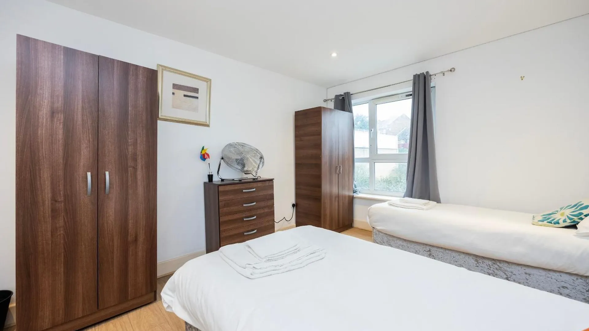Heads On Bed -Canary Wharf Docklands Apartments For The Larger Groups London