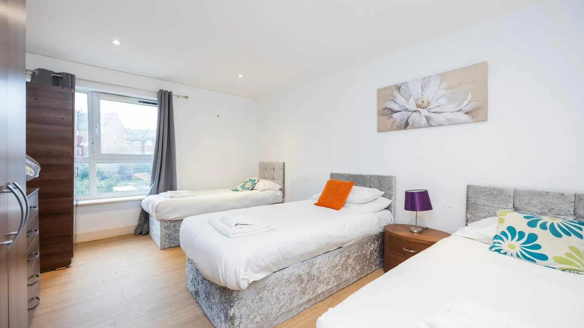 Heads On Bed -Canary Wharf Docklands Apartments For The Larger Groups London