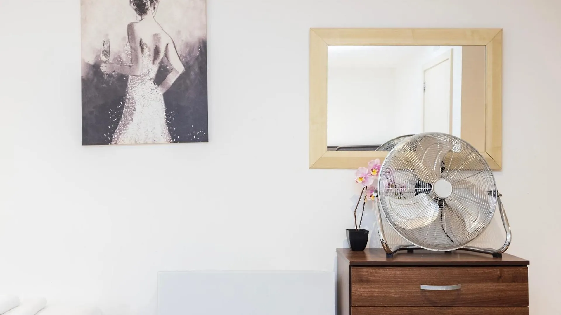 Heads On Bed -Canary Wharf Docklands Apartments For The Larger Groups London United Kingdom