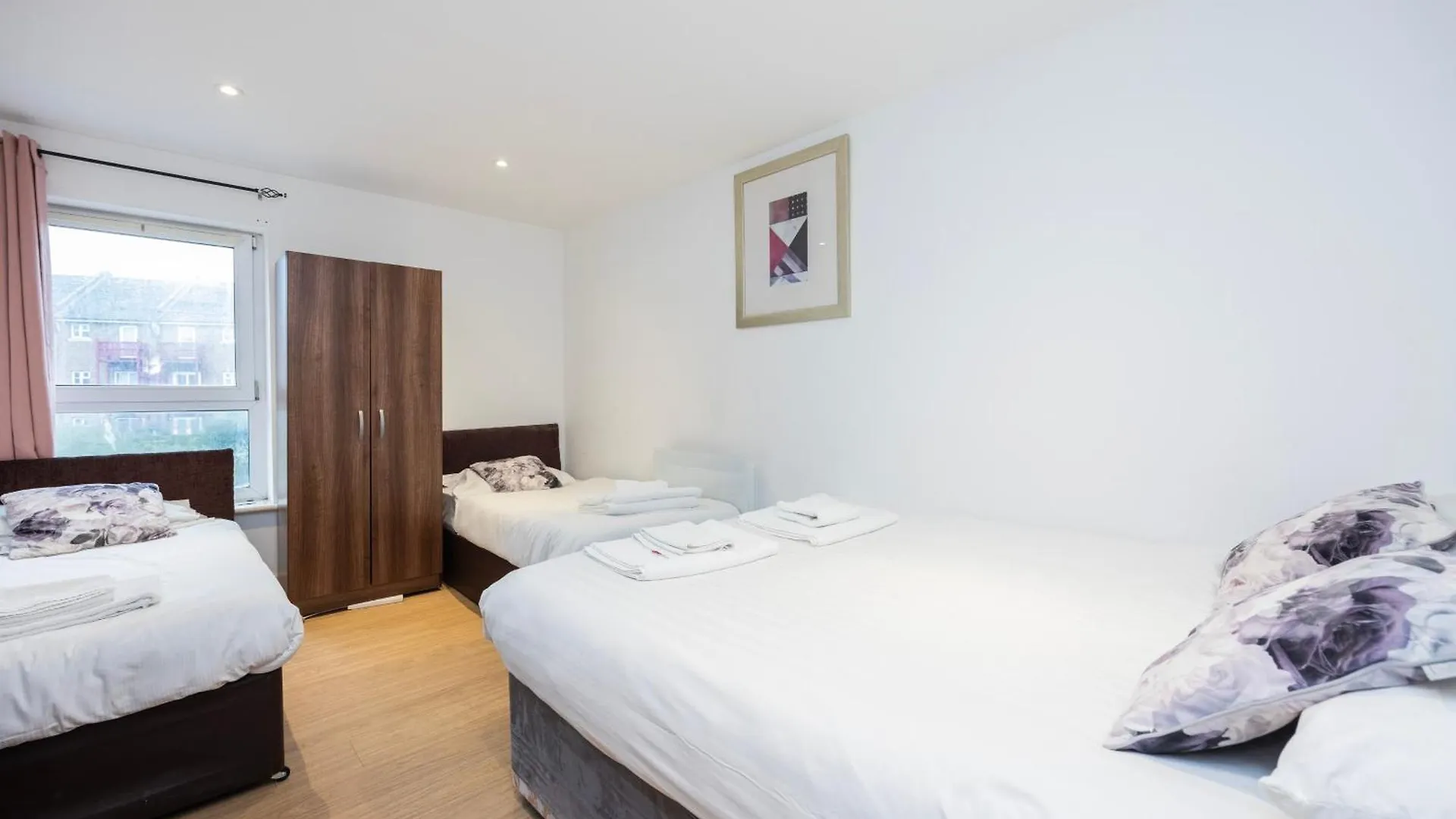 Heads On Bed -Canary Wharf Docklands Apartments For The Larger Groups London 0*,  United Kingdom