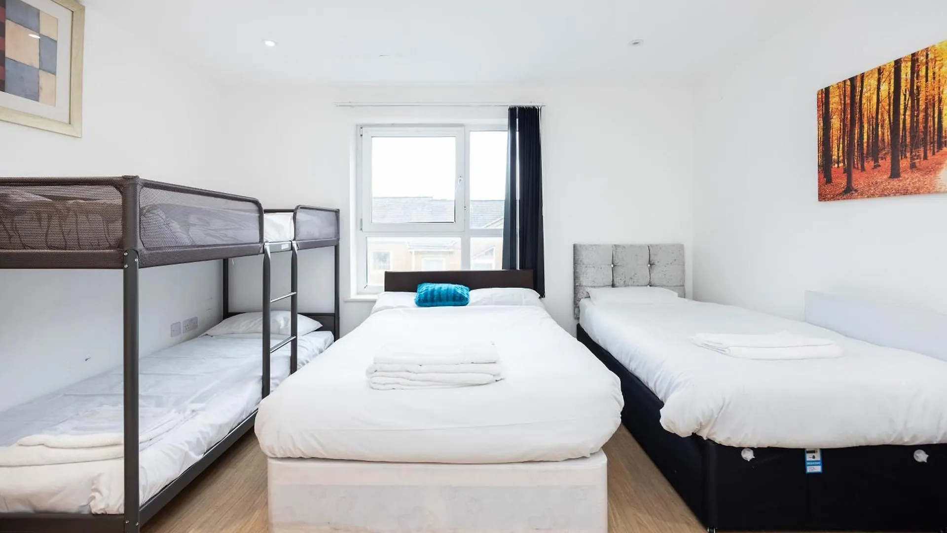 Heads On Bed -Canary Wharf Docklands Apartments For The Larger Groups London 0*,  United Kingdom