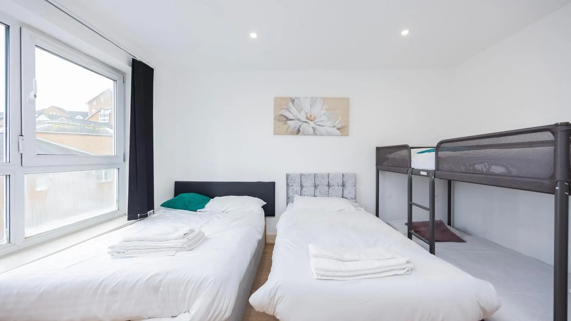 Heads On Bed -Canary Wharf Docklands Apartments For The Larger Groups London United Kingdom