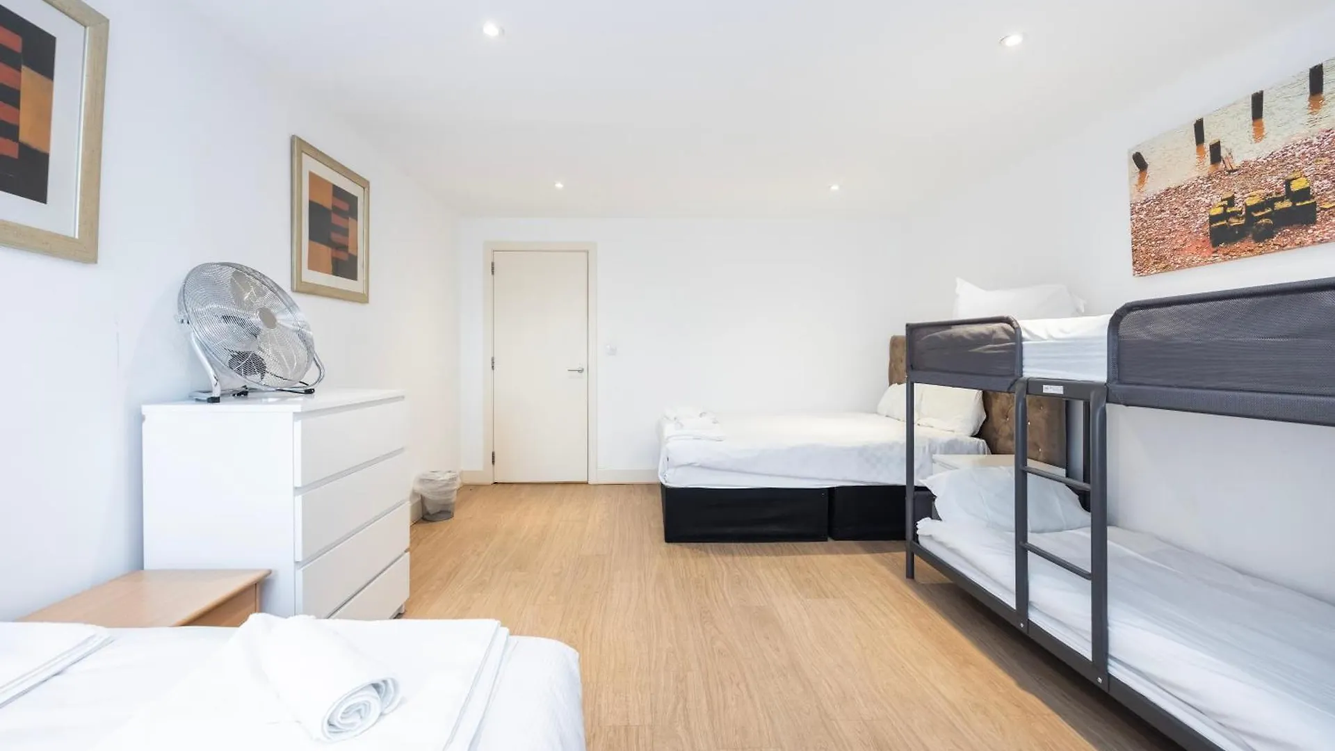 Heads On Bed -Canary Wharf Docklands Apartments For The Larger Groups London United Kingdom