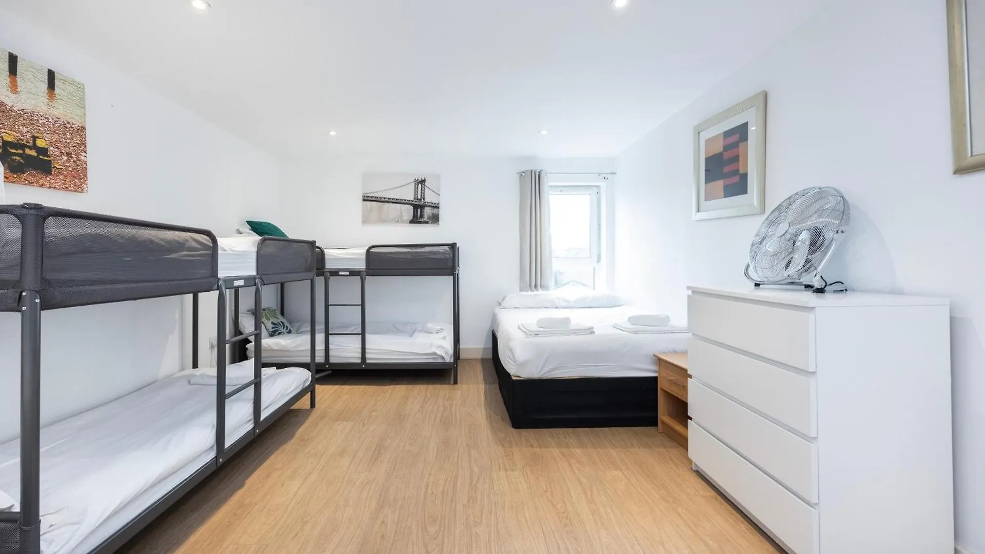 Heads On Bed -Canary Wharf Docklands Apartments For The Larger Groups London