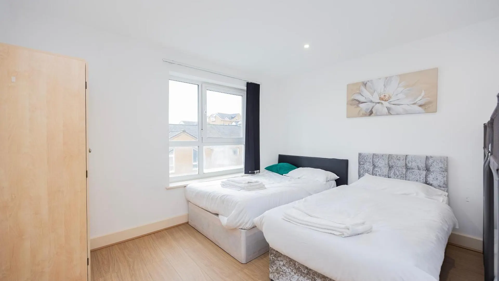 Heads On Bed -Canary Wharf Docklands Apartments For The Larger Groups London United Kingdom