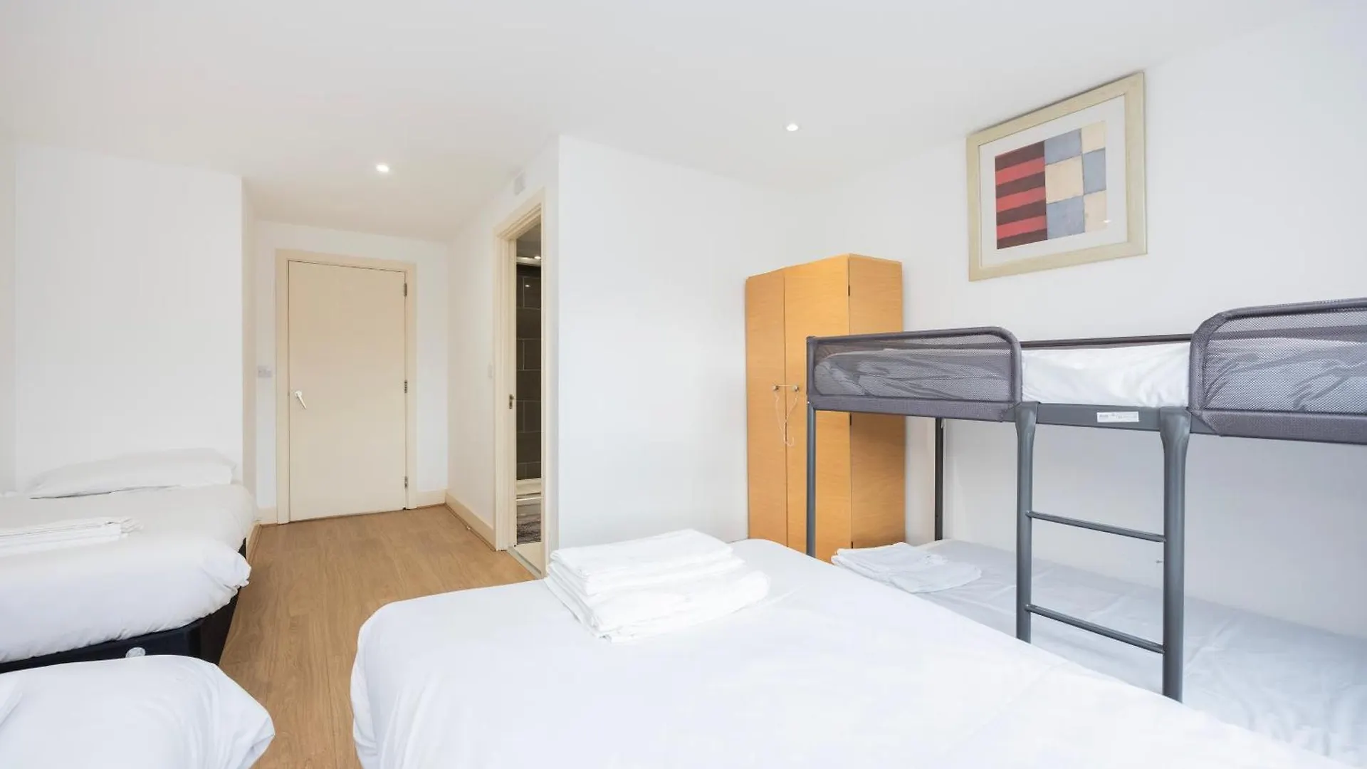 Heads On Bed -Canary Wharf Docklands Apartments For The Larger Groups London United Kingdom