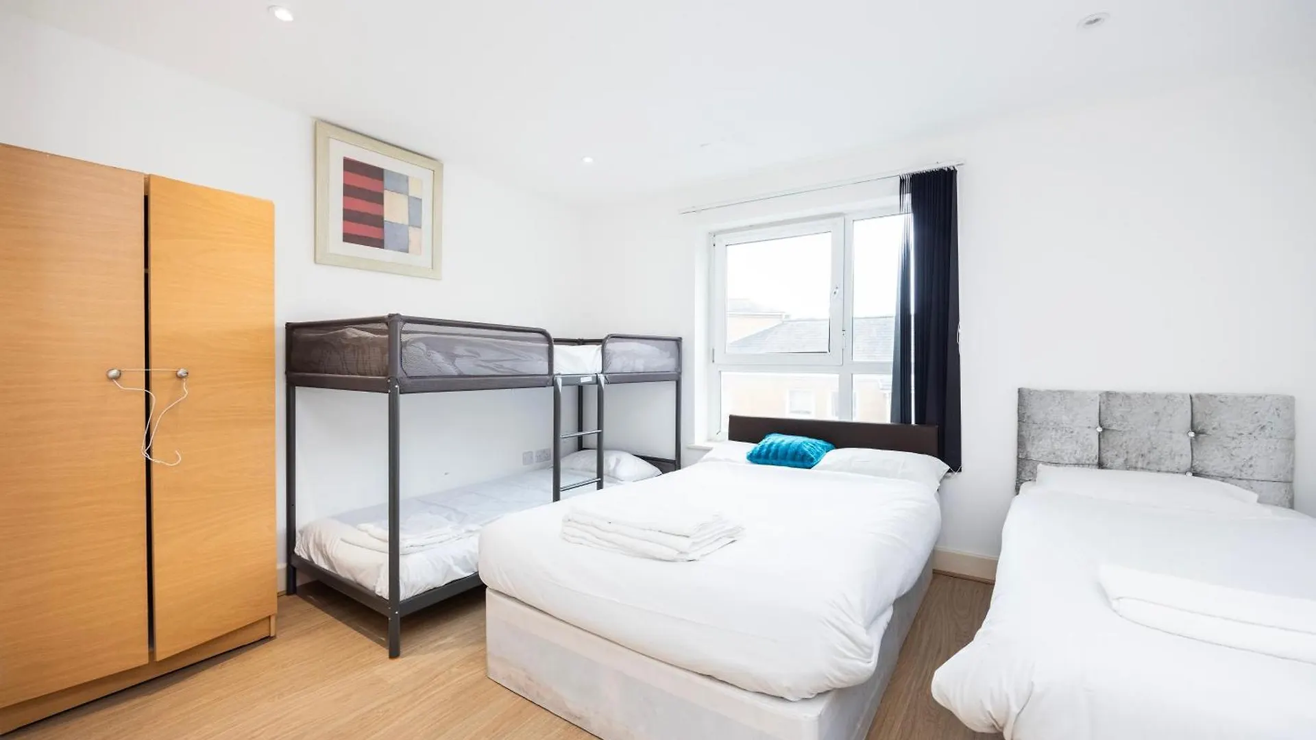 Heads On Bed -Canary Wharf Docklands Apartments For The Larger Groups London United Kingdom
