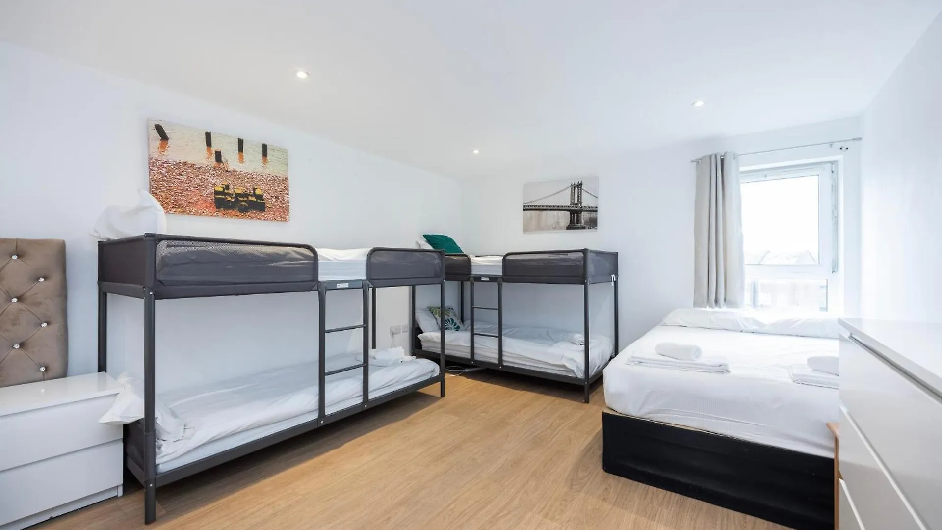 Heads On Bed -Canary Wharf Docklands Apartments For The Larger Groups London