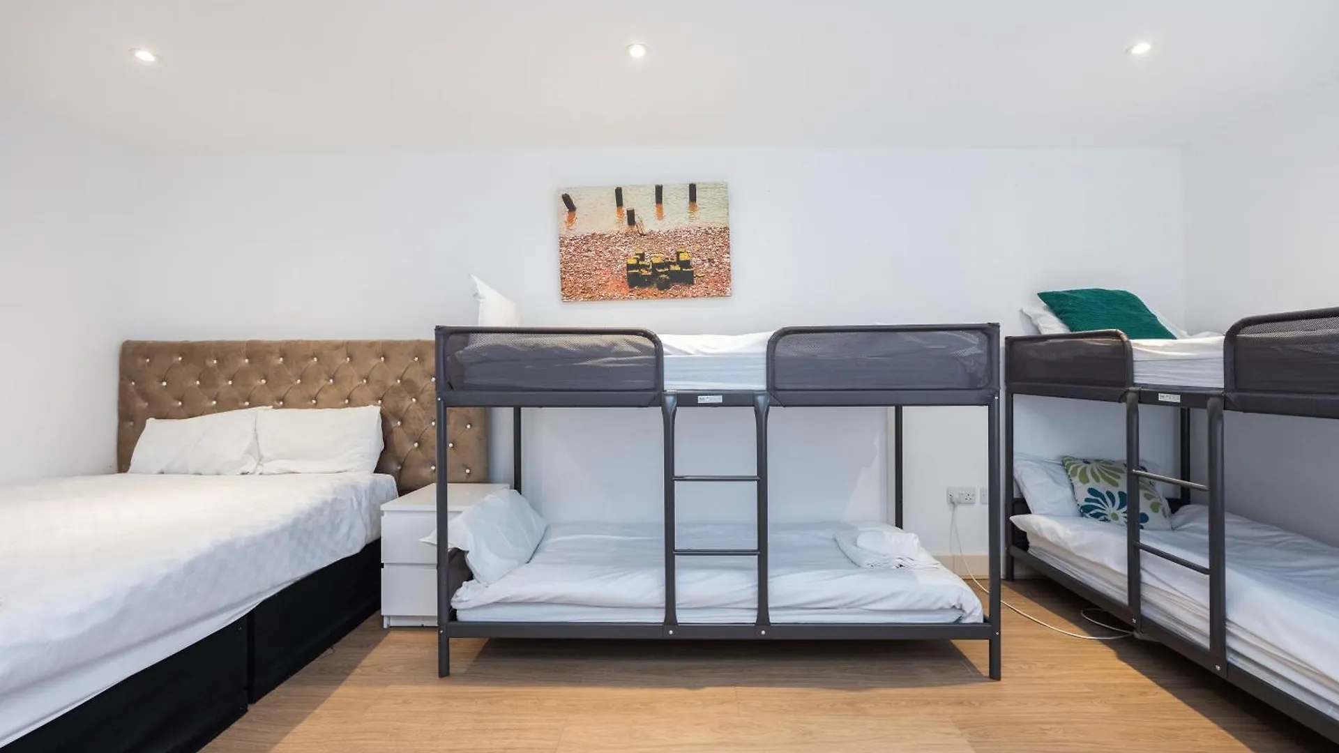 Heads On Bed -Canary Wharf Docklands Apartments For The Larger Groups London