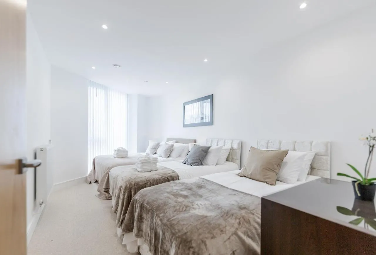 Heads On Bed -Canary Wharf Docklands Apartments For The Larger Groups London