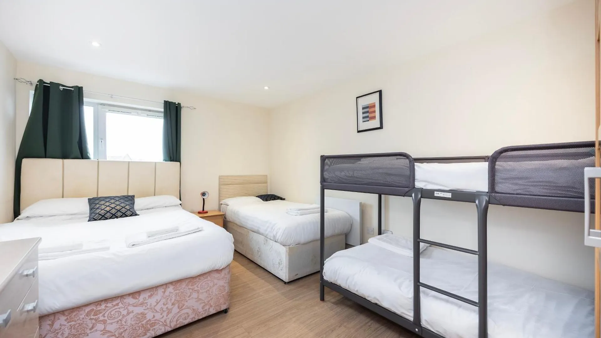 Heads On Bed -Canary Wharf Docklands Apartments For The Larger Groups London