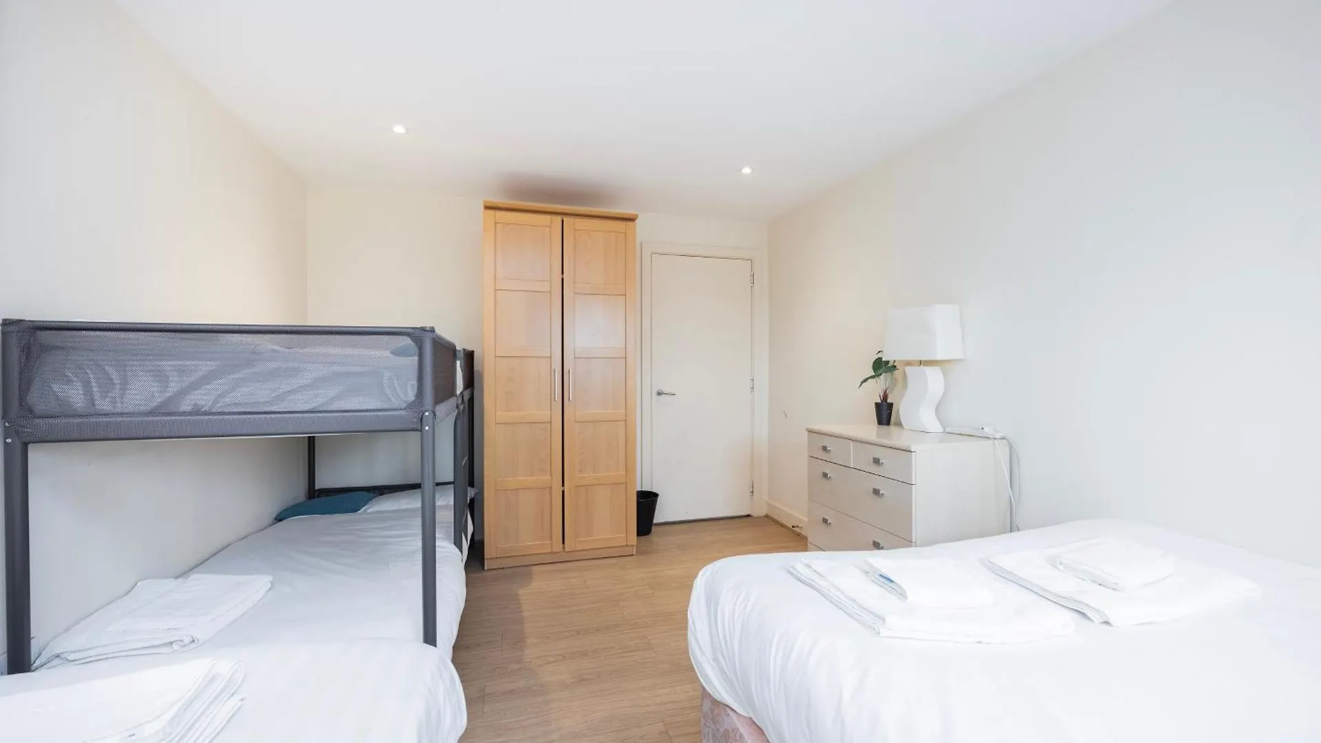 Heads On Bed -Canary Wharf Docklands Apartments For The Larger Groups London