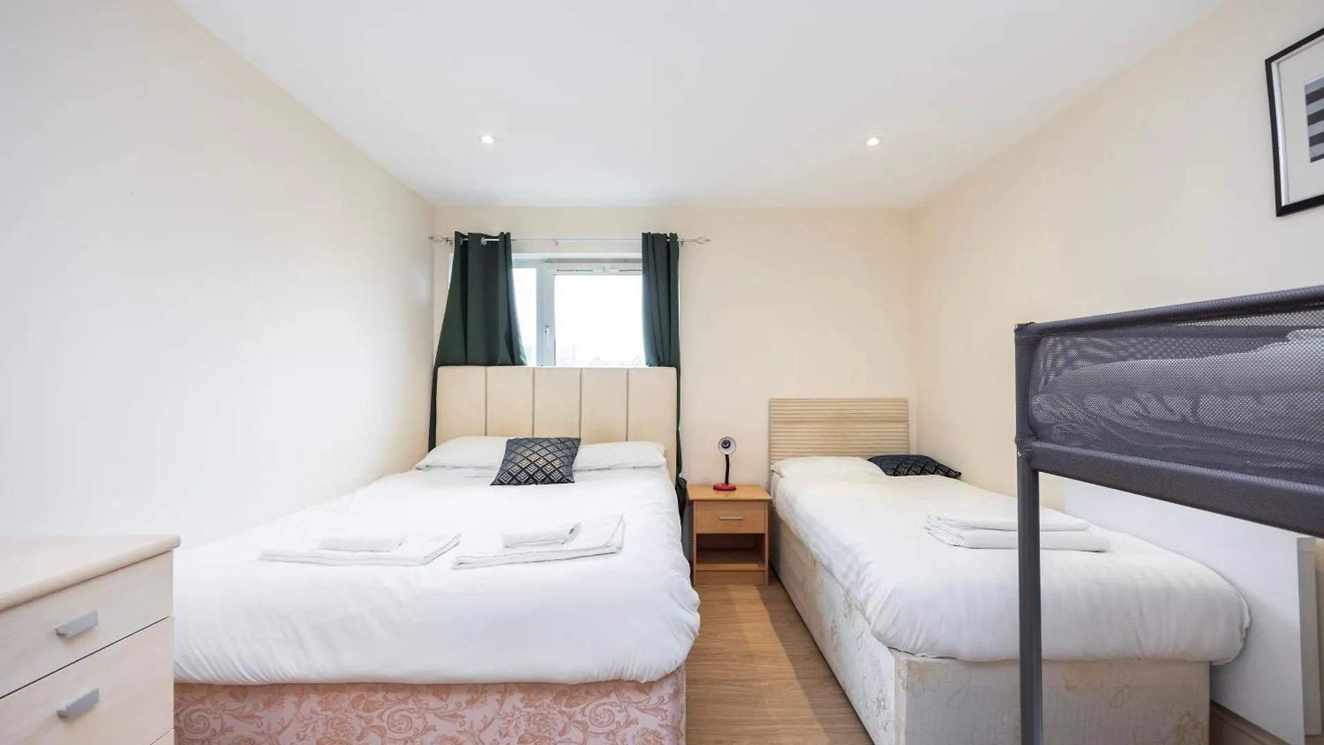 Heads On Bed -Canary Wharf Docklands Apartments For The Larger Groups London