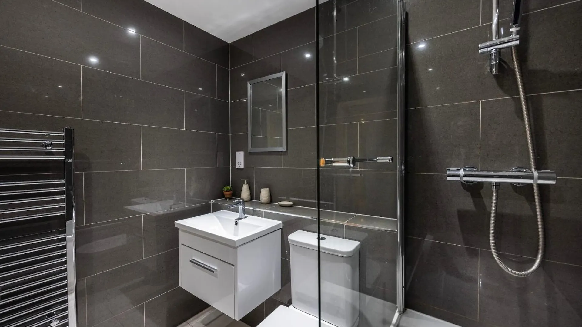 Heads On Bed -Canary Wharf Docklands Apartments For The Larger Groups London United Kingdom