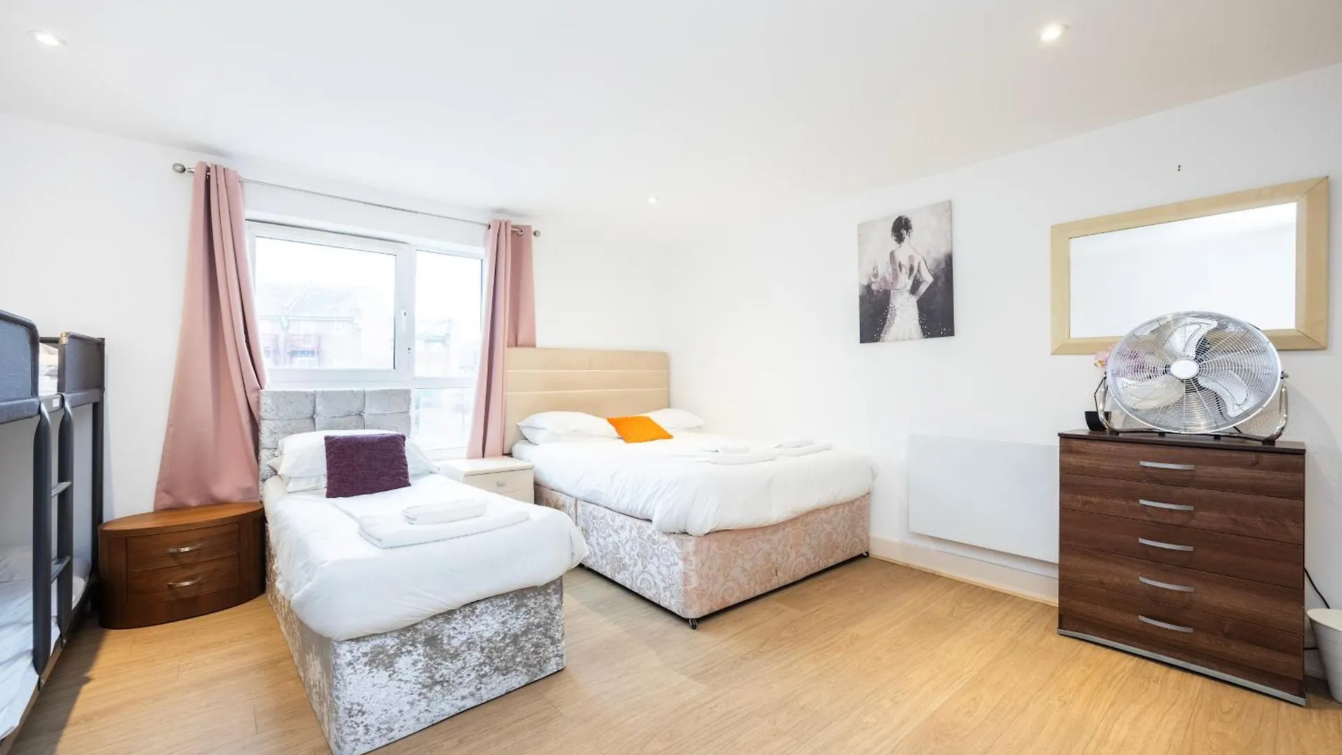 Heads On Bed -Canary Wharf Docklands Apartments For The Larger Groups London