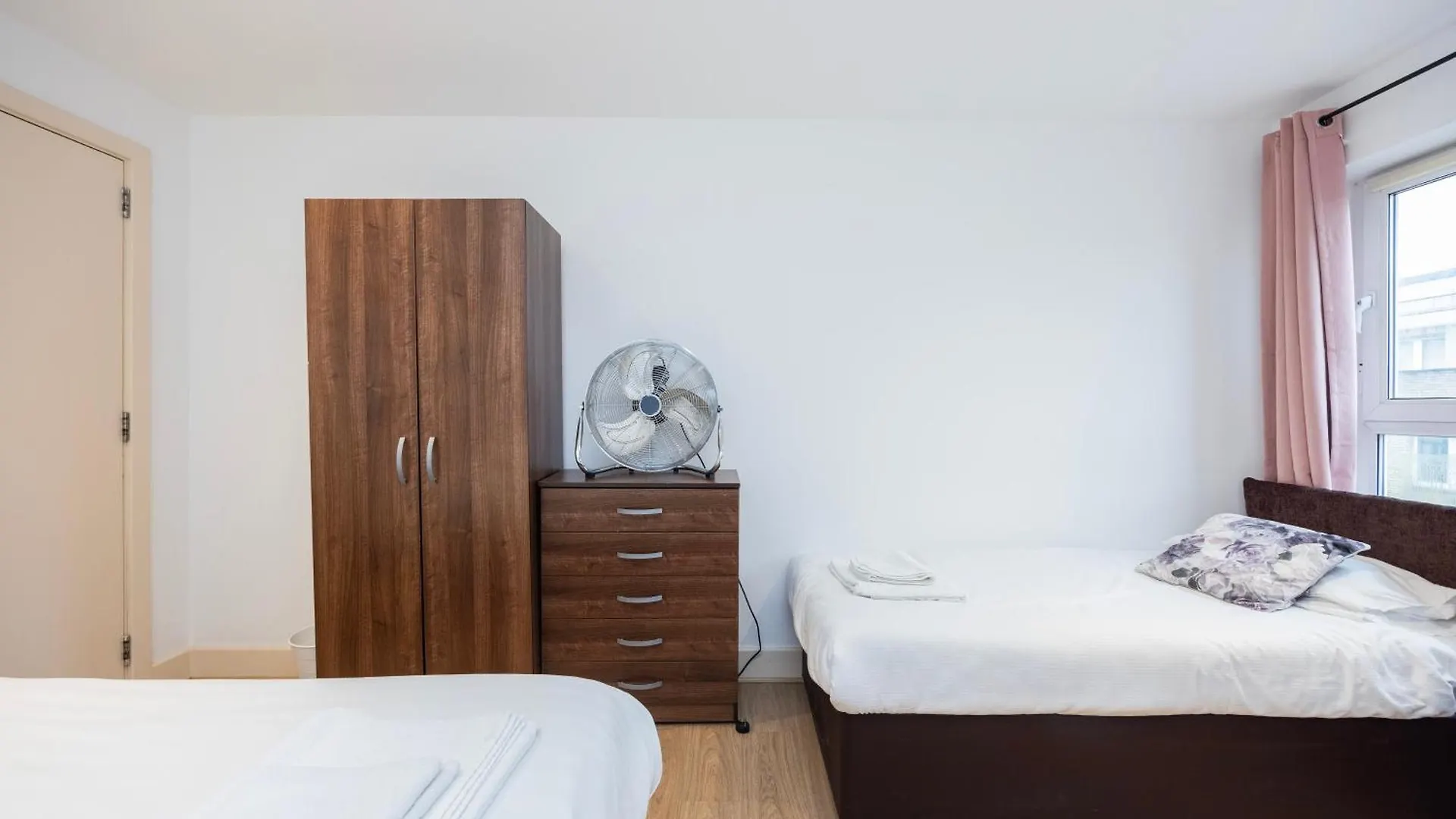Heads On Bed -Canary Wharf Docklands Apartments For The Larger Groups London