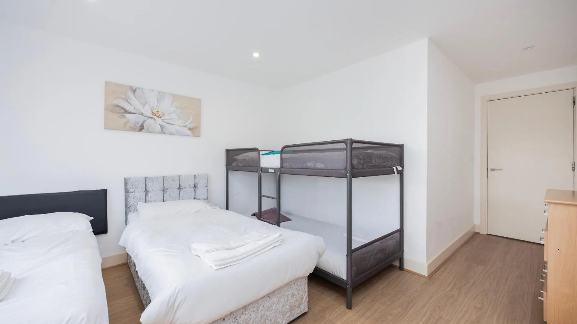 Heads On Bed -Canary Wharf Docklands Apartments For The Larger Groups London