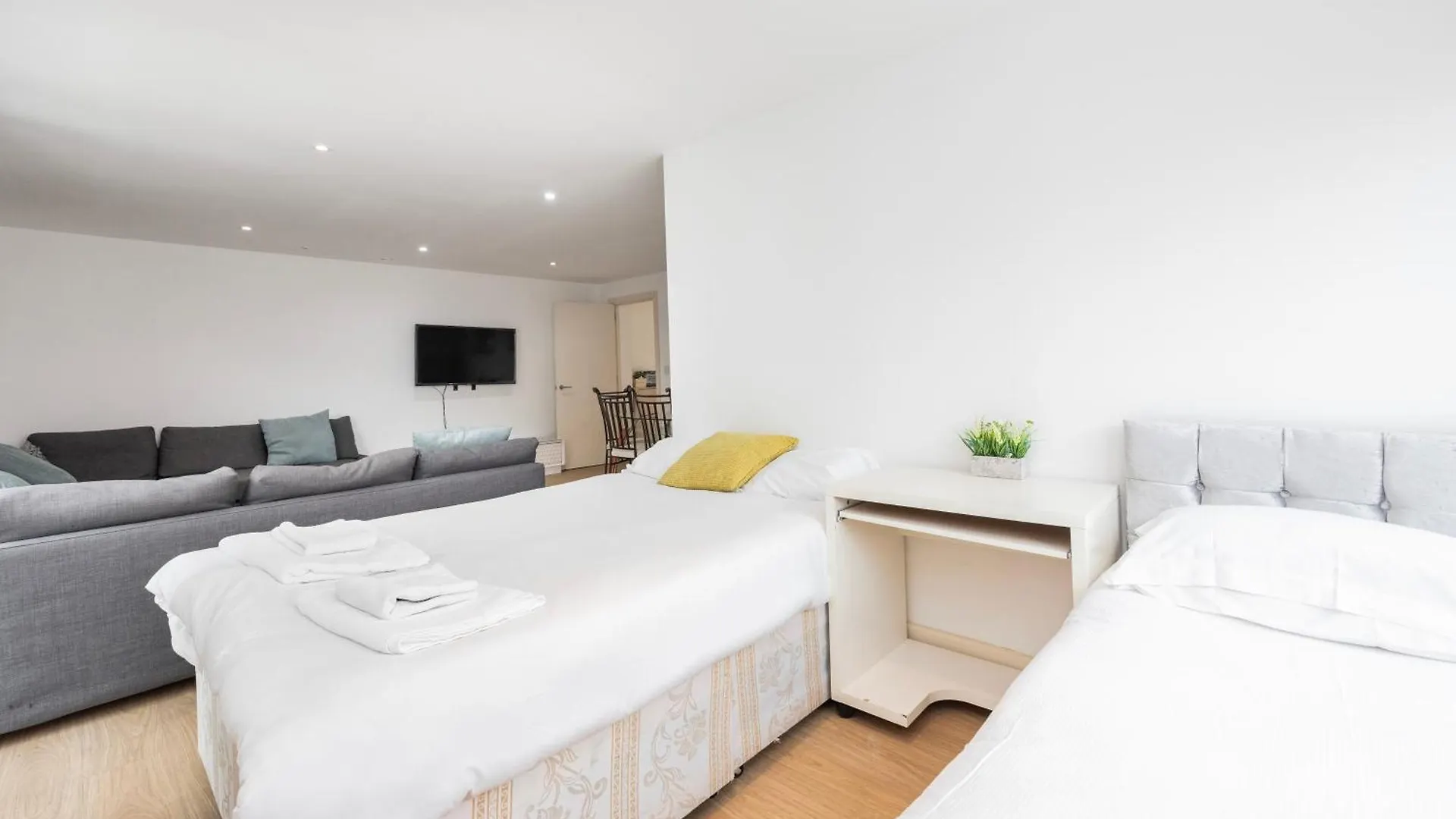 Heads On Bed -Canary Wharf Docklands Apartments For The Larger Groups London
