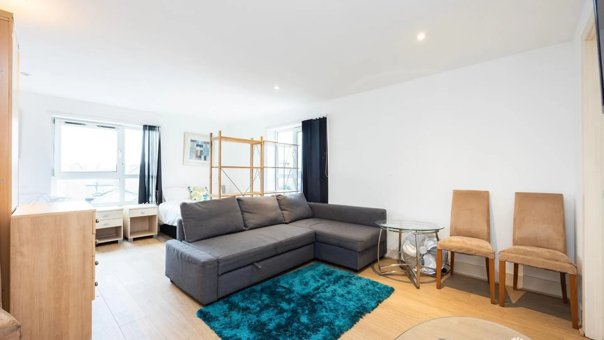 Heads On Bed -Canary Wharf Docklands Apartments For The Larger Groups London United Kingdom