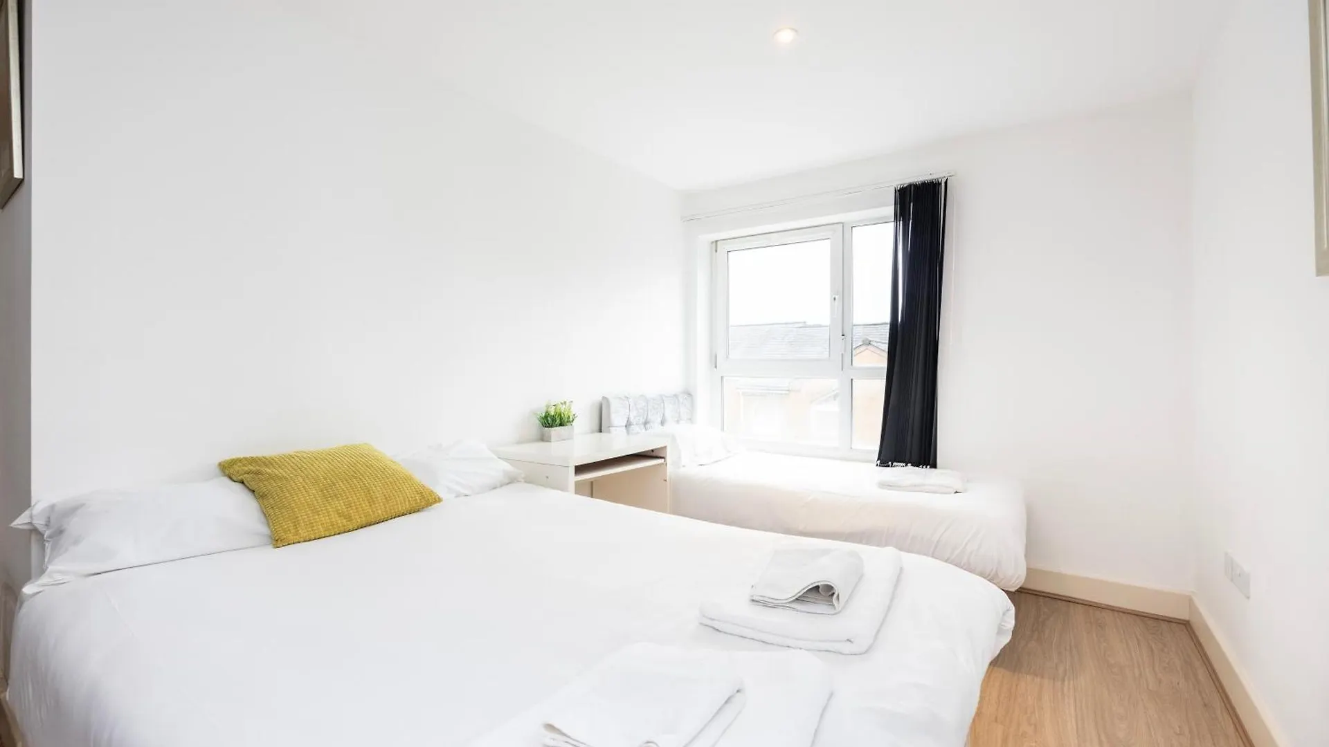 Heads On Bed -Canary Wharf Docklands Apartments For The Larger Groups London