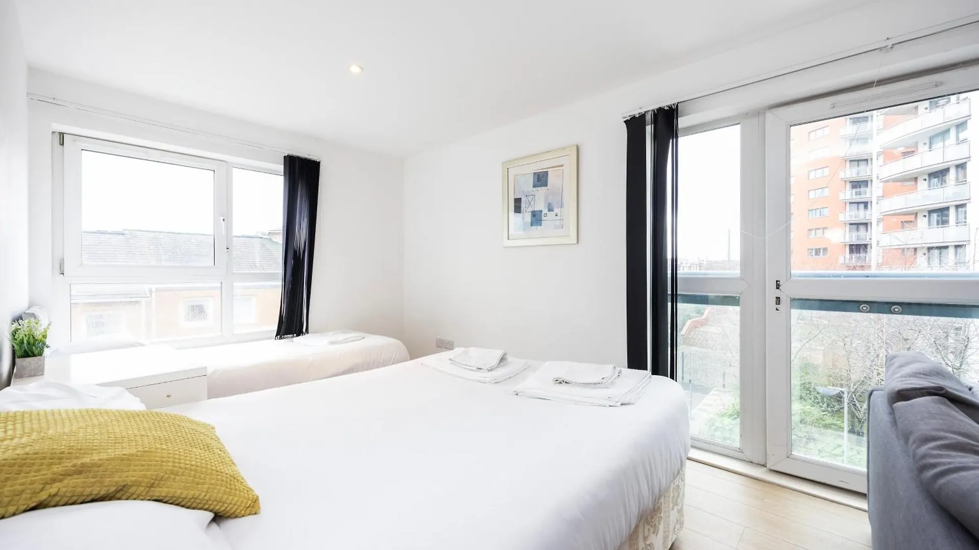 Heads On Bed -Canary Wharf Docklands Apartments For The Larger Groups London
