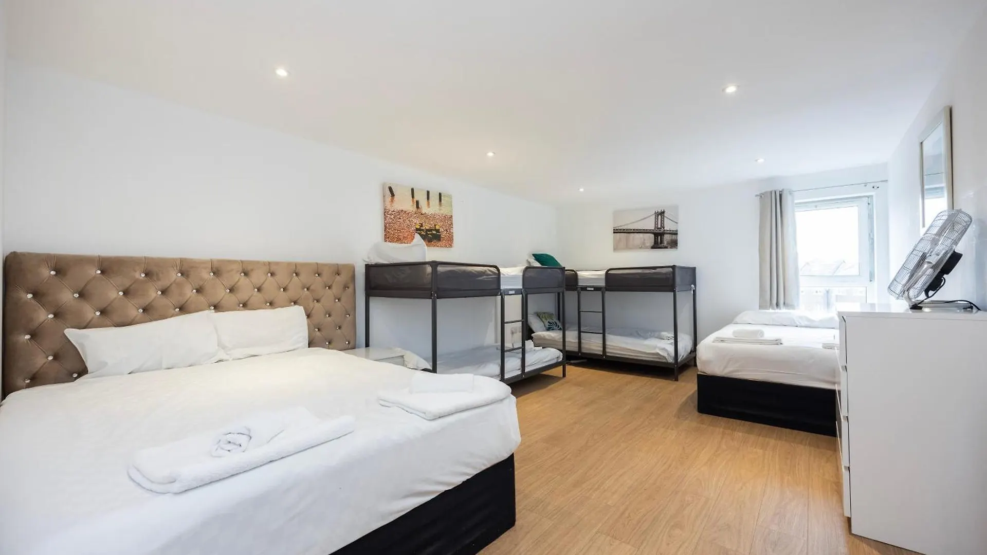 Heads On Bed -Canary Wharf Docklands Apartments For The Larger Groups London