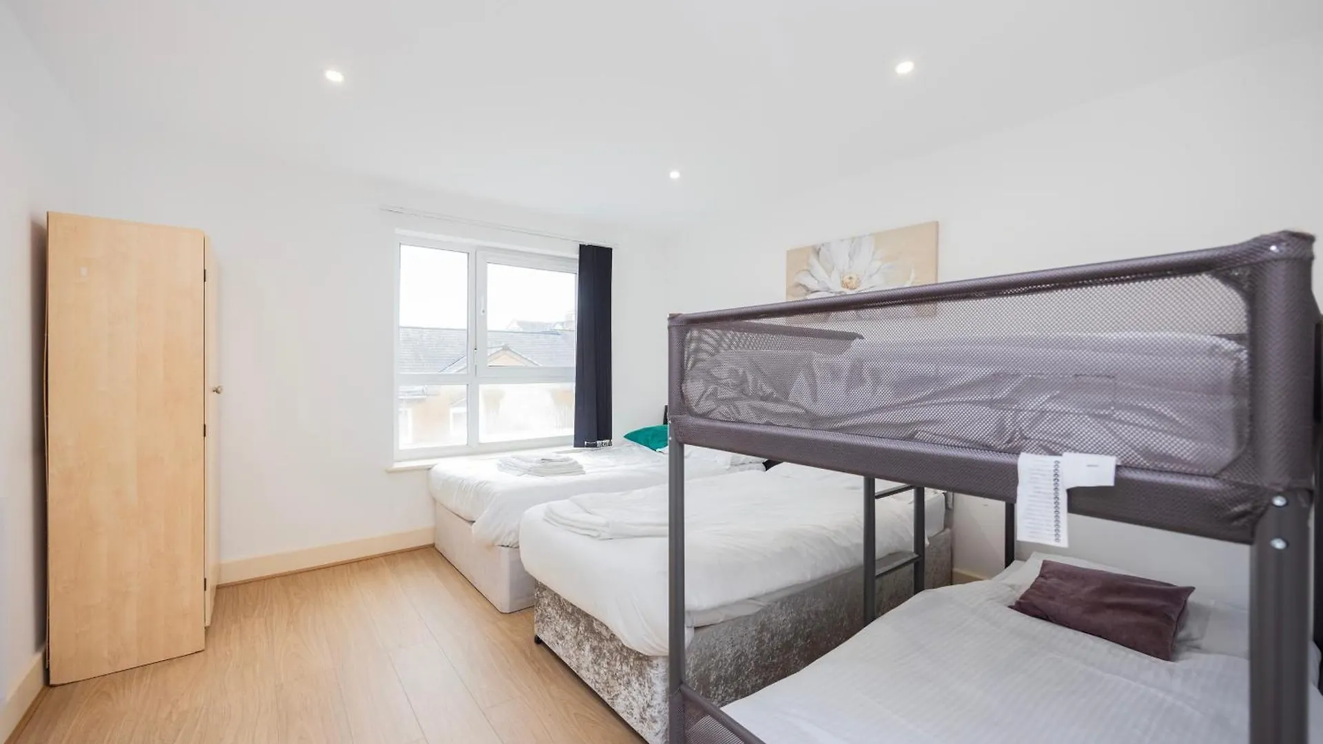 Heads On Bed -Canary Wharf Docklands Apartments For The Larger Groups London 0*,  United Kingdom
